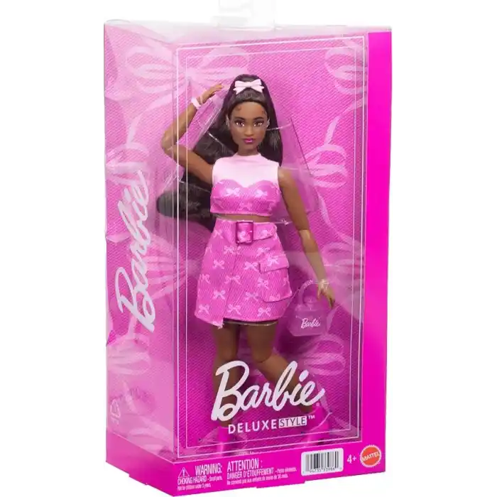 Kurdele desenli pembe kot üst ve etek giyen, işitme cihazı ve el çantası gibi aksesuarlar takan siyah saçlı Barbie Deluxe Style bebek (10), JJN70