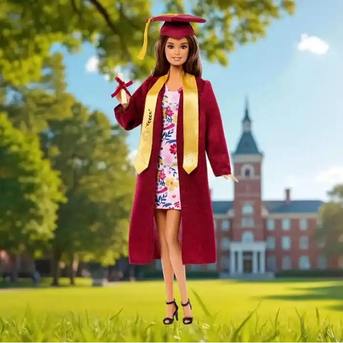 Hediye edilmeye hazır ambalajda bordo cübbesi ve püsküllü kepiyle koleksiyona uygun Barbie Signature Mezuniyet Dilekleri bebek, JJX81