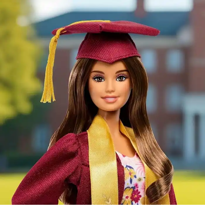 Hediye edilmeye hazır ambalajda bordo cübbesi ve püsküllü kepiyle koleksiyona uygun Barbie Signature Mezuniyet Dilekleri bebek, JJX81