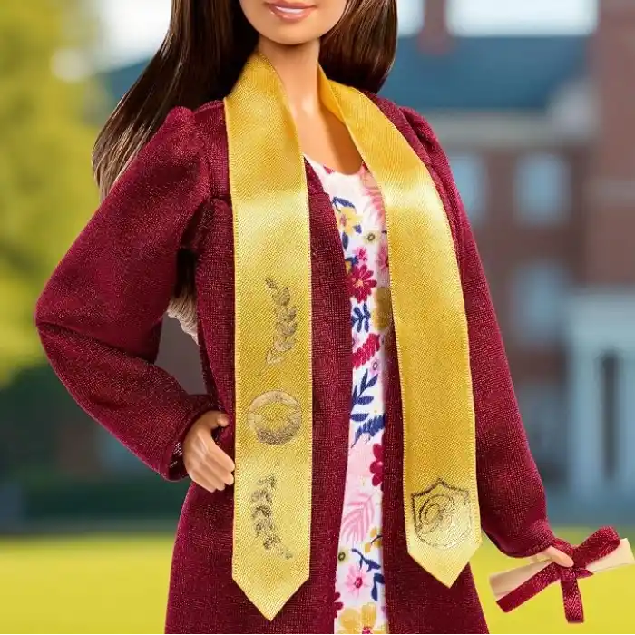 Hediye edilmeye hazır ambalajda bordo cübbesi ve püsküllü kepiyle koleksiyona uygun Barbie Signature Mezuniyet Dilekleri bebek, JJX81