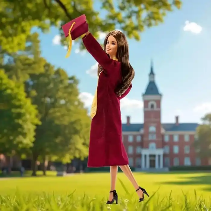 Hediye edilmeye hazır ambalajda bordo cübbesi ve püsküllü kepiyle koleksiyona uygun Barbie Signature Mezuniyet Dilekleri bebek, JJX81