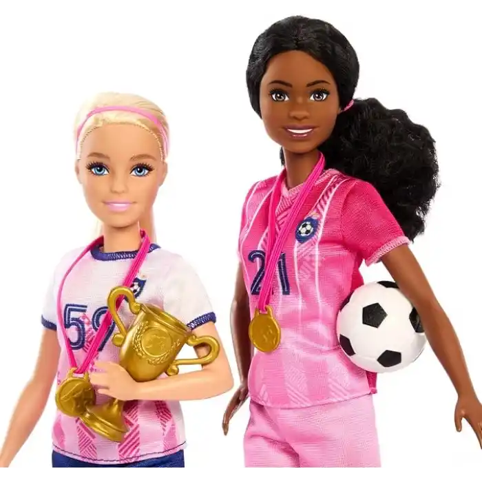 Barbie kariyer bebekleri ve 15 aksesuar, Barbie Brooklyn ile sarı saçlı ve minyon bebek, 2 kale, 2 top ve daha fazlasıyla Futbolcu Bebekler oyun seti, HRG88