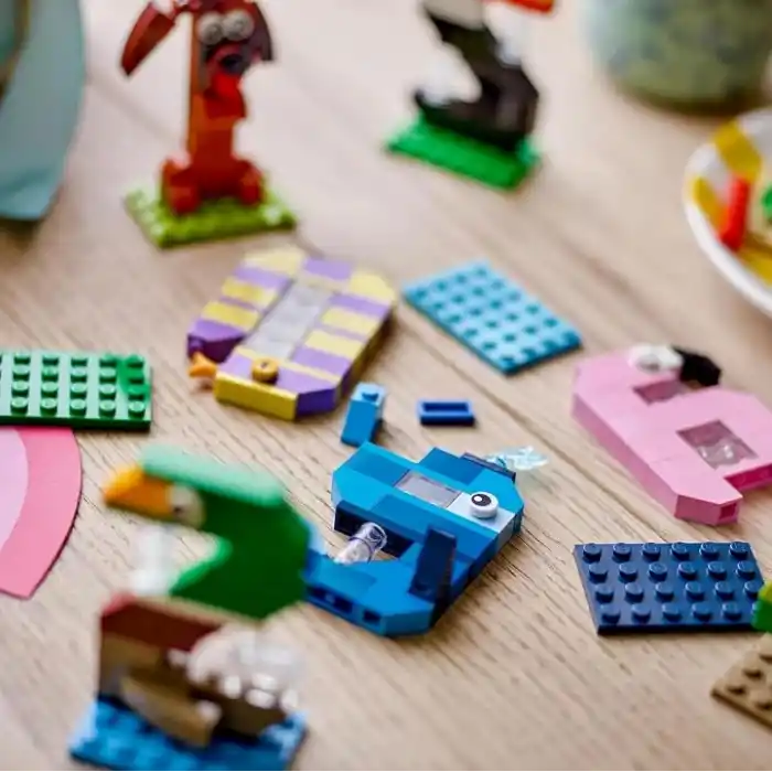 LEGO Doğum Günü Rakamları 40807 – 6 Yaş Üzeri Çocuklar için Hayvanlı Masa ve Köpek, Ördek, Yengeç, Horoz, Flamingo ve Timsah Pasta Süsleri İçeren Oyuncak Yapım Seti, Eğitici Hediye Fikri (281 Parça)