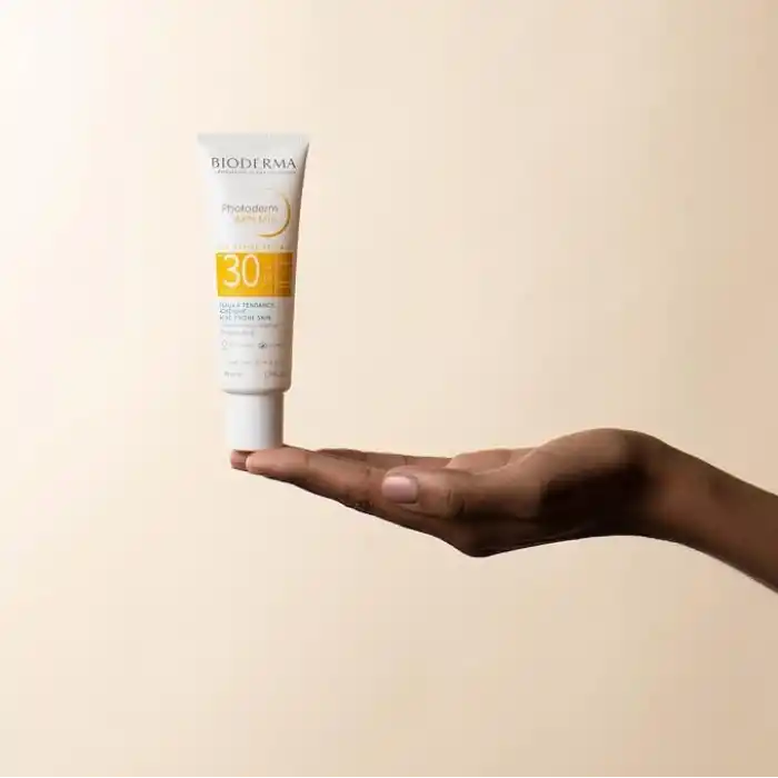 Bioderma Photoderm AKN Mat Sivilce Karşıtı Güneş Kremi Yağlı Akne Eğilimli Ciltler Matlaştırıcı Etki 40 ml