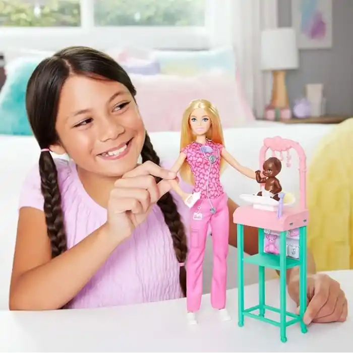 Barbie Kariyer Oyun Setleri - Doktor Bebek Çocuk Doktoru Barbie, sarışın bebek, 1 bebek figürü, mobilya ve aksesuarlar JCR72