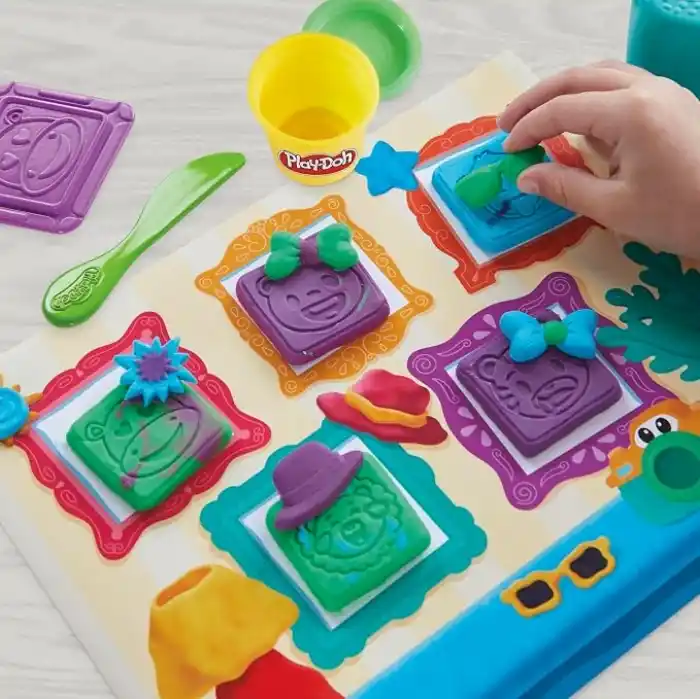 Play-Doh Fotoğraf Eğlencesi Başlangıç Seti | Hayal Gücüne Dayalı Oyun İçin Oyuncak Kamera | 2 Yaş ve Üzeri Kız ve Erkek Çocuklar İçin Sanat ve El İşi Etkinlikleri | 7 Aksesuar ve Oyun Matı Dahil