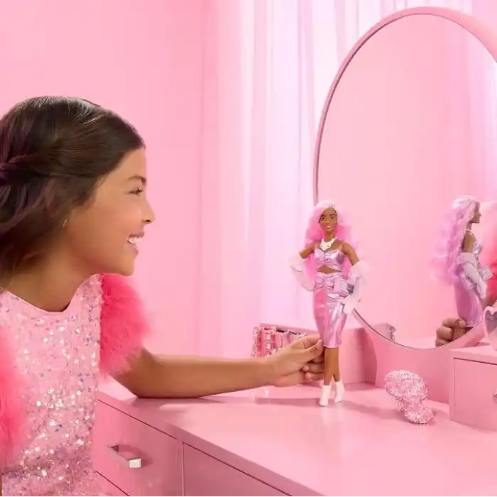 BARBIE STİL İKONU™ Bebek - Pembe Saçlı Klasik Barbie tarzındaki parlak pembe elbisesi ve kadife eldivenleriyle pembe saçlı Barbie Stil İkonu bebek (1) HYV25