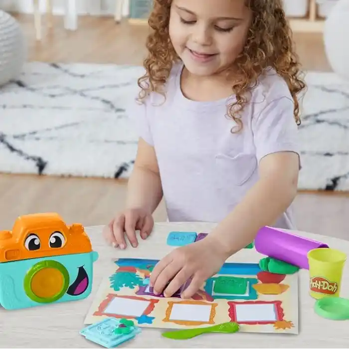 Play-Doh Fotoğraf Eğlencesi Başlangıç Seti | Hayal Gücüne Dayalı Oyun İçin Oyuncak Kamera | 2 Yaş ve Üzeri Kız ve Erkek Çocuklar İçin Sanat ve El İşi Etkinlikleri | 7 Aksesuar ve Oyun Matı Dahil