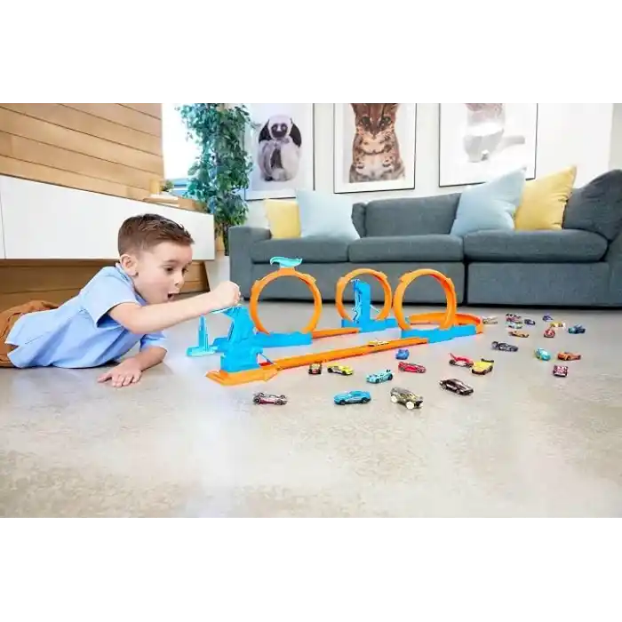 Hot Wheels oyuncak araba ve pist seti, üçlü çember paketi, 1:64 ölçekli araç, üç çemberli pist parçaları, kolayca birleştirilebilen pistler ve adaptörler, JDW39