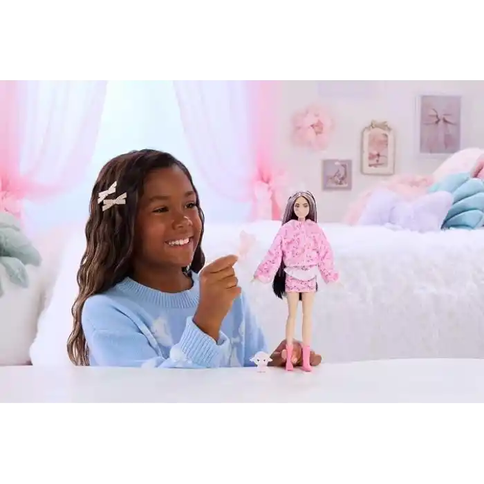 Barbie Cutie Reveal bebek ve aksesuarları, Yumuşak Dostlar Serisi kuzucuk, renk değişimi ve mini evcil hayvan dahil 10 sürpriz, JJP66