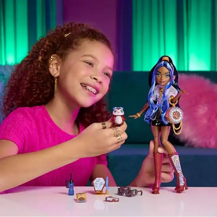 Mavi bluzu ve siyah şortuyla Monster High Robecca Steam bebek, evcil penguen Kaptan Penny ve uçuş gözlüğü ile çanta gibi 7 aksesuar, JMB81
