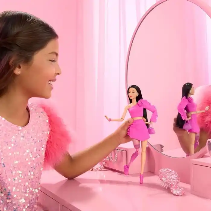BARBIE STİL İKONU™ Bebek - Işıltılı Protez Bacaklı Klasik Barbie tarzındaki pembe bluz ve etek takımıyla protez bacaklı ve siyah saçlı Barbie Stil İkonu bebek (2) HYV26