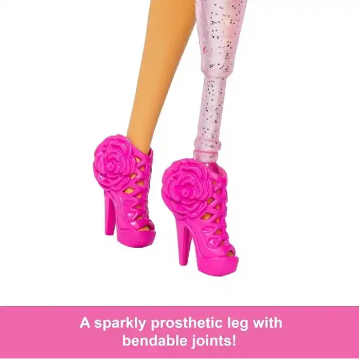 BARBIE STİL İKONU™ Bebek - Işıltılı Protez Bacaklı Klasik Barbie tarzındaki pembe bluz ve etek takımıyla protez bacaklı ve siyah saçlı Barbie Stil İkonu bebek (2) HYV26