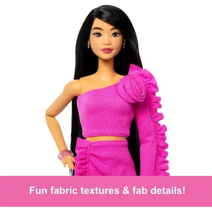 BARBIE STİL İKONU™ Bebek - Işıltılı Protez Bacaklı Klasik Barbie tarzındaki pembe bluz ve etek takımıyla protez bacaklı ve siyah saçlı Barbie Stil İkonu bebek (2) HYV26