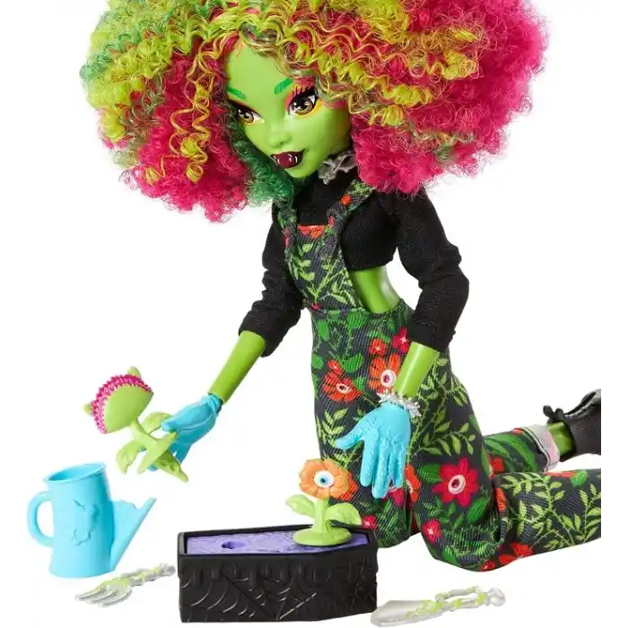 Kolej ceketi, yıllık ve bahçe gereçleriyle çevre kulübü temalı Monster High Gizemli Yıllık Venus McFlytrap bebek ve aksesuar seti, JDR59