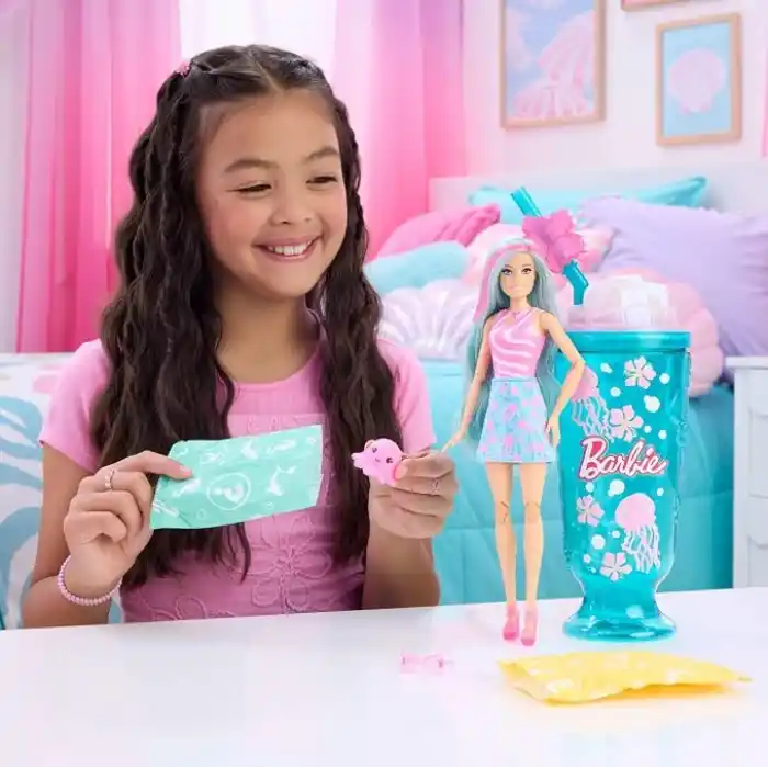 Barbie Pop Reveal Bebek ve Aksesuarlar, Deniz Esintili İçecek Serisi bebek ve evcil hayvan, duyusal gelişime yardımcı slime ve renk değiştiren saçlar gibi 8 sürpriz, JKF62