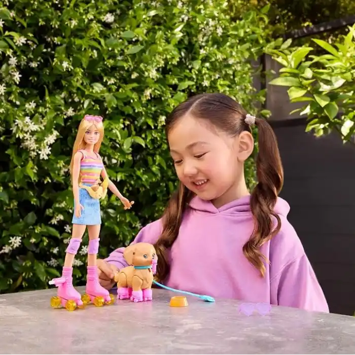 Barbie Paten ve Koşu Arkadaşım oyun seti, sarışın bebek ve paten kayan köpekçik, tasma, uyumlu patenler, güneş gözlükleri ve evcil hayvan aksesuarları, JMJ44