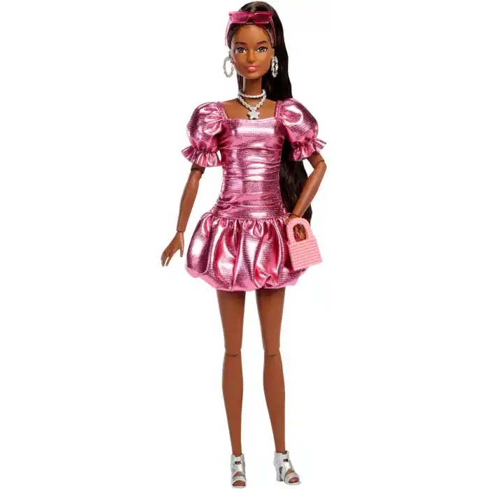 Barbie Stil İkonu bebek, Balon etekli metalik mercan rengi elbise giyen ve güneş gözlüğü, mücevher ve el çantası gibi aksesuarlar takan, at kuyruğu siyah saçlarıyla, JFP41