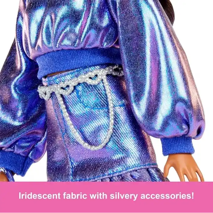 Barbie Stil İkonu bebek, Dalgalı kahverengi saçlarıyla metalik mavi bluz ile etek giyen ve gümüş mücevher, kristalli el çantası ve güneş gözlüğü gibi aksesuarlar takan, JFP42