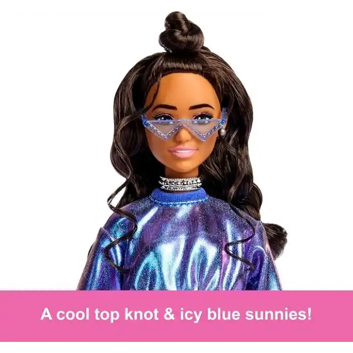 Barbie Stil İkonu bebek, Dalgalı kahverengi saçlarıyla metalik mavi bluz ile etek giyen ve gümüş mücevher, kristalli el çantası ve güneş gözlüğü gibi aksesuarlar takan, JFP42