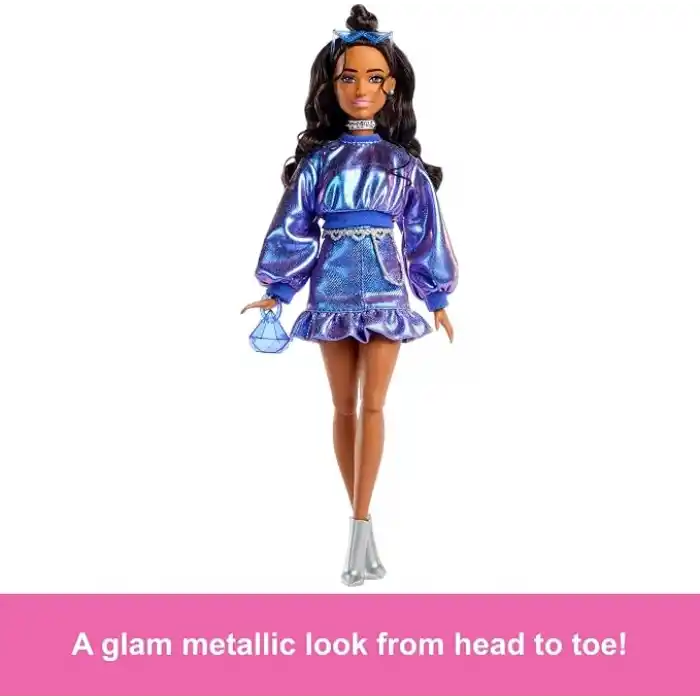 Barbie Stil İkonu bebek, Dalgalı kahverengi saçlarıyla metalik mavi bluz ile etek giyen ve gümüş mücevher, kristalli el çantası ve güneş gözlüğü gibi aksesuarlar takan, JFP42