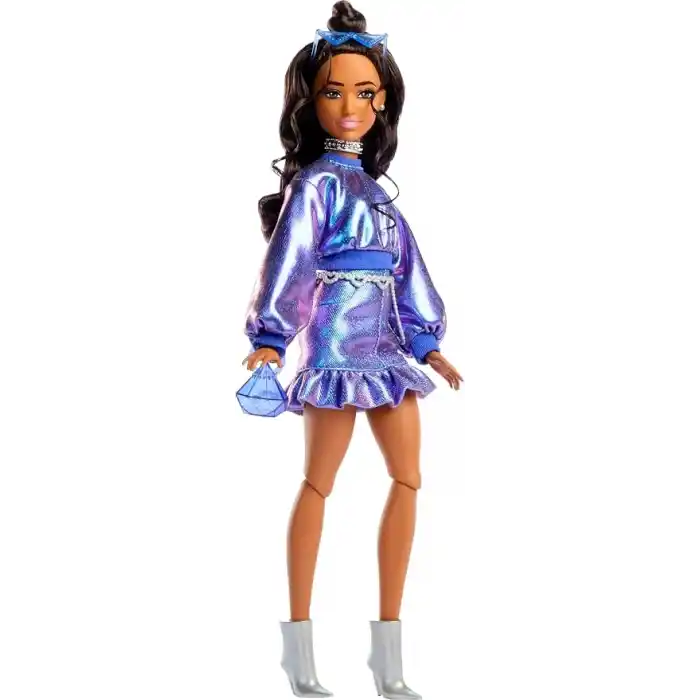 Barbie Stil İkonu bebek, Dalgalı kahverengi saçlarıyla metalik mavi bluz ile etek giyen ve gümüş mücevher, kristalli el çantası ve güneş gözlüğü gibi aksesuarlar takan, JFP42