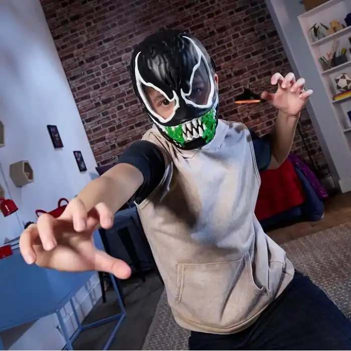 Marvel Spider-Man VenomVersus Venom Karanlıkta Parlayan Maske, Süper Kahraman Oyuncakları - İngilizce versiyonu