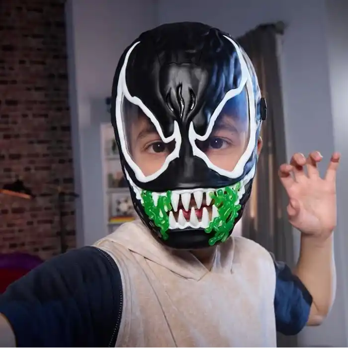 Marvel Spider-Man VenomVersus Venom Karanlıkta Parlayan Maske, Süper Kahraman Oyuncakları - İngilizce versiyonu