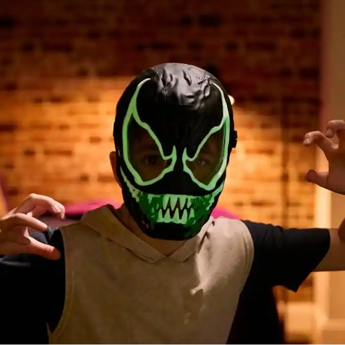 Marvel Spider-Man VenomVersus Venom Karanlıkta Parlayan Maske, Süper Kahraman Oyuncakları - İngilizce versiyonu