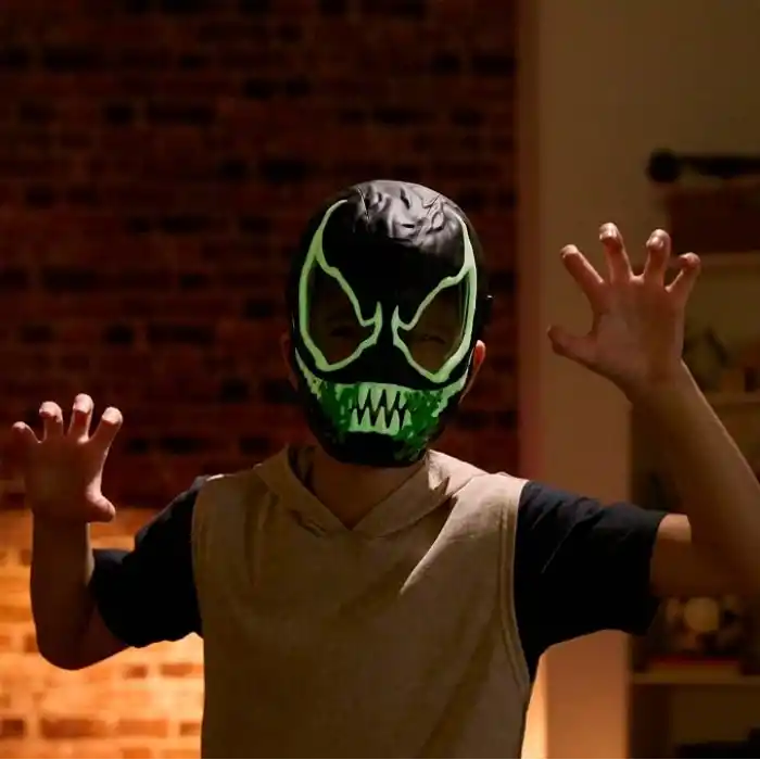 Marvel Spider-Man VenomVersus Venom Karanlıkta Parlayan Maske, Süper Kahraman Oyuncakları - İngilizce versiyonu