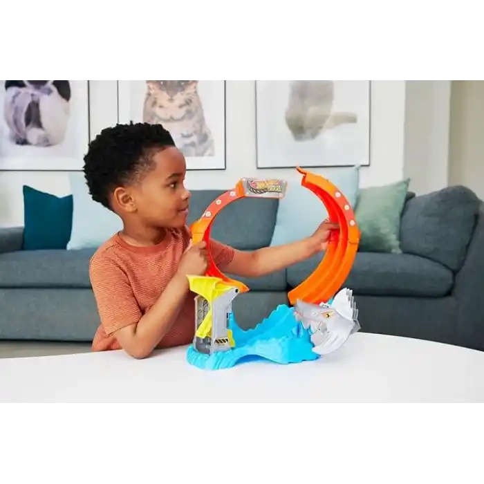 Hot Wheels®Monster Trucks Dönen Corkscrew Shark Çarpışması