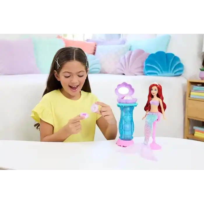 Mattel Disney Prensesi oyuncakları, kuyruğu çıkarılabilir Ariel Vanity Pop deniz kızı bebek, tekrarlanabilir 5 sürprize sahip makyaj masası ve 5 aksesuar, JBF86
