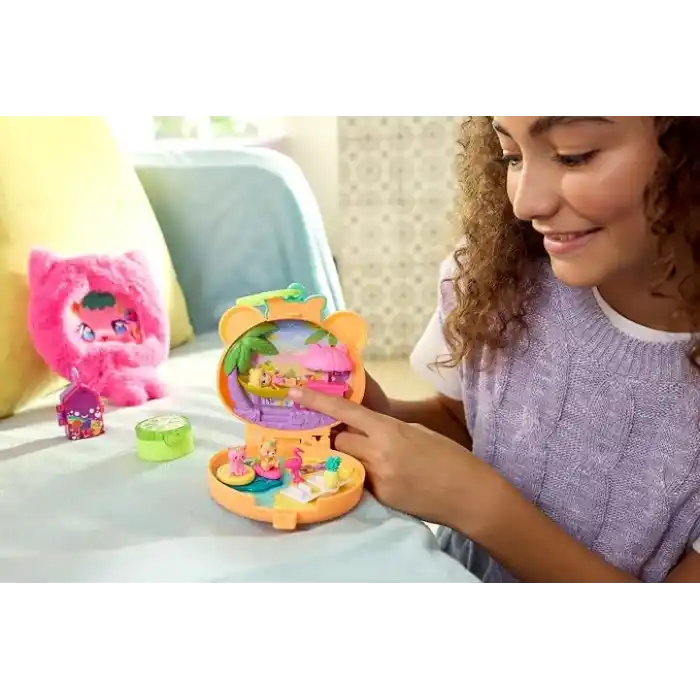 Polly Pocket bebek ve evcil hayvan oyun seti, Sevimli Ayıcık mini oyun seti, anahtarlık ve pelüş, meyve temalı aksesuarlar ve tılsımlar, JKC79