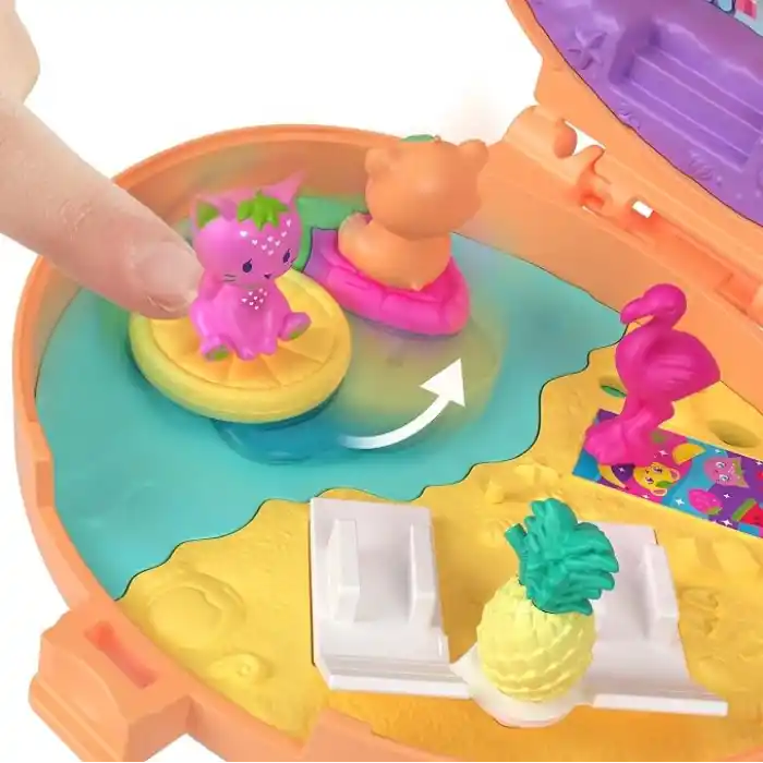 Polly Pocket bebek ve evcil hayvan oyun seti, Sevimli Ayıcık mini oyun seti, anahtarlık ve pelüş, meyve temalı aksesuarlar ve tılsımlar, JKC79