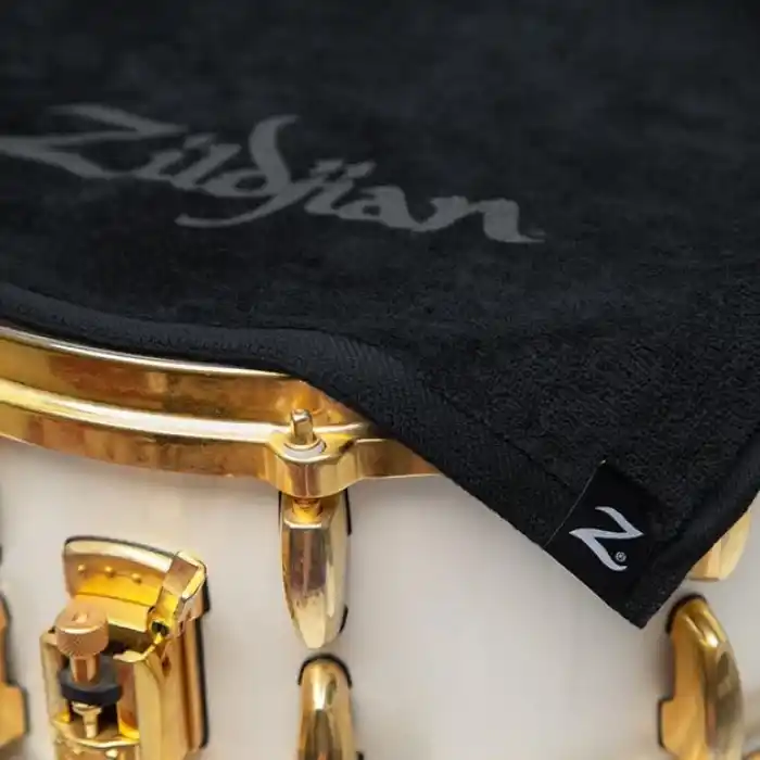 Avedis Zildjian Company Zildjian Black Drummers el havlusu (ZTOWEL) 40,6 x 12,7 cm