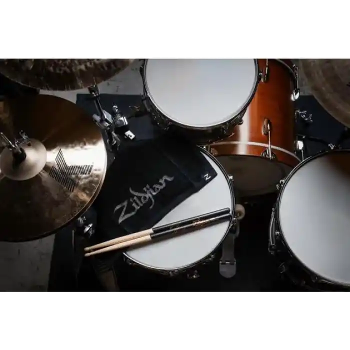Avedis Zildjian Company Zildjian Black Drummers el havlusu (ZTOWEL) 40,6 x 12,7 cm