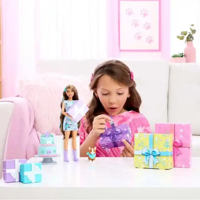 Barbie Parti Paketi bebek ve aksesuarlar, Minik Dostumun Doğum Günü serisi Parti Yıldızları seti ve renk değişimi ile pasta süsleme etkinliği dahil 10 sürpriz, JFG72