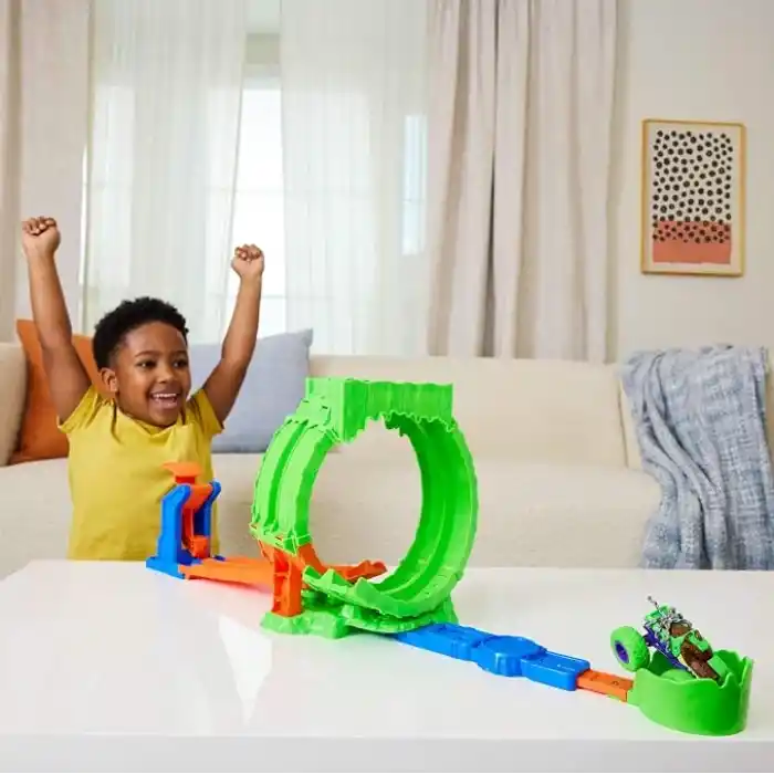 Hot Wheels Monster Trucks Mutant Kaosu Çemberde Yarış Oyun Seti, 1:64 ölçekli Wreckin Wolf, 110 gramlık Slime, 2 oynama şekli, JMK91