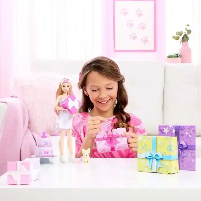 Barbie Parti Paketi bebek ve aksesuarlar, Minik Dostumun Doğum Günü serisi Doğum Günü Fiyonkları seti ve renk değişimi ile pasta süsleme etkinliği dahil 10 sürpriz, JFG70