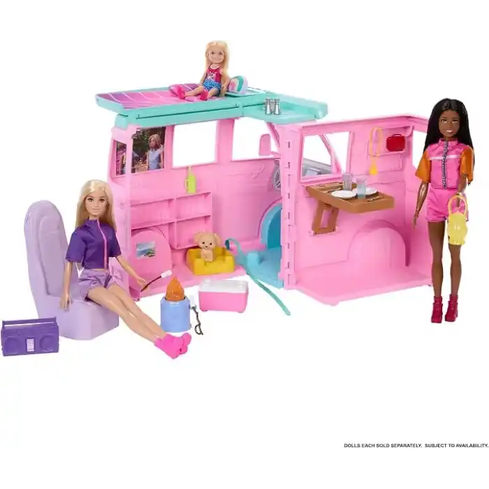 Barbie Rüyalar Ülkesi Yol Macerası Karavan, 4 oyun alanı, mutfak, yatak, marshmallow kızartma çubukları, kamp ateşi, köpek figürü ve 20 aksesuar, JMK45