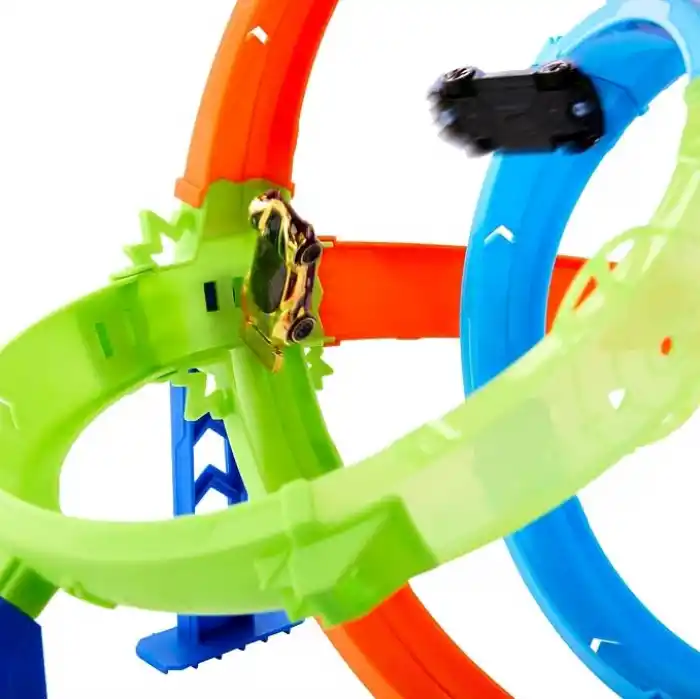 Hot Wheels Akrobasi Pistleri Dolambaçlı Hız Pisti oyuncak araba, pist ve oyun seti, 1:64 ölçekli metal araç, 2 çember ve 2 çarpışma alanı, kolayca birleştirilebilen sistem, JHK73