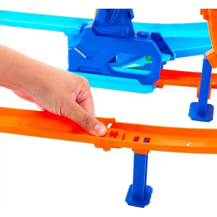 Hot Wheels Akrobasi Pistleri Dolambaçlı Hız Pisti oyuncak araba, pist ve oyun seti, 1:64 ölçekli metal araç, 2 çember ve 2 çarpışma alanı, kolayca birleştirilebilen sistem, JHK73