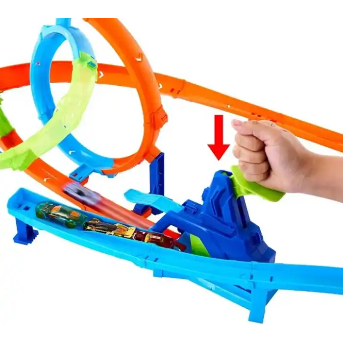 Hot Wheels Akrobasi Pistleri Dolambaçlı Hız Pisti oyuncak araba, pist ve oyun seti, 1:64 ölçekli metal araç, 2 çember ve 2 çarpışma alanı, kolayca birleştirilebilen sistem, JHK73