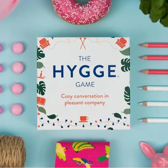 Hygge Games Cozy Conversation in Pleasant Company Kart Oyunu, 14+ Yaş, Çok Renkli
