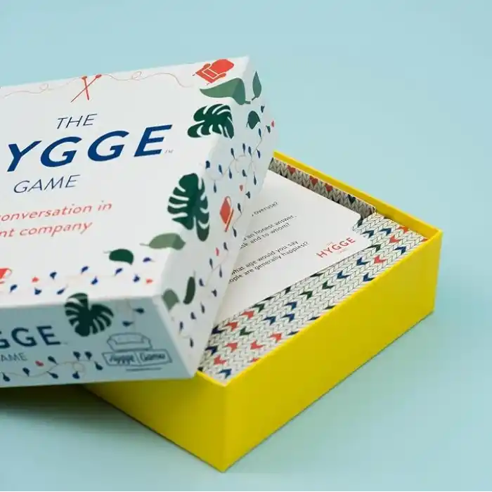 Hygge Games Cozy Conversation in Pleasant Company Kart Oyunu, 14+ Yaş, Çok Renkli