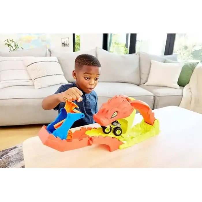 Hot WheelsMonster Trucks Snake Bite Güç Darbesi Oyun Seti, 1:64 ölçekli özel Bone Shaker ve pist, JJN44