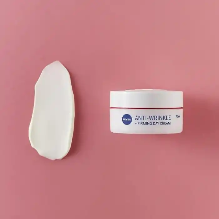 NIVEA Kırışıklık Karşıtı + Sıkılaştırıcı Krem Yaş 45+ (50 ml), Yaşa Özel Yüz Bakım Kremi, Kayısı Çekirdeği ve Shea Yağı ile Yoğun Cilt Bakım, UV Filtresi ile Güneş Koruması