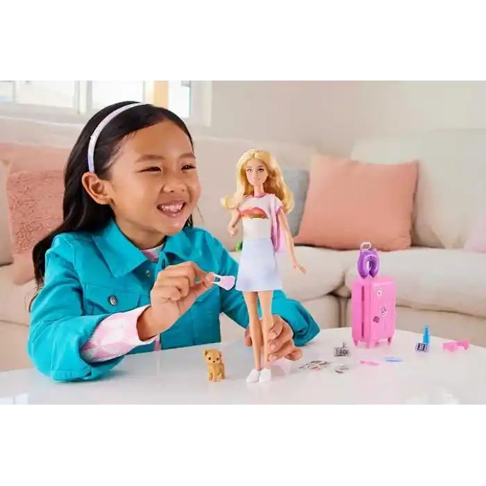 Barbie® Seyahatte Bebeği ve Aksesuarları