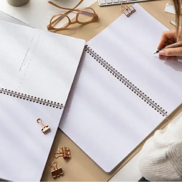 A4 Spiralli Karton Kapak 2’li Set Noktalı Okul Defteri 80 yaprak, Ders Programlı Mavi Kahve Kalpler
