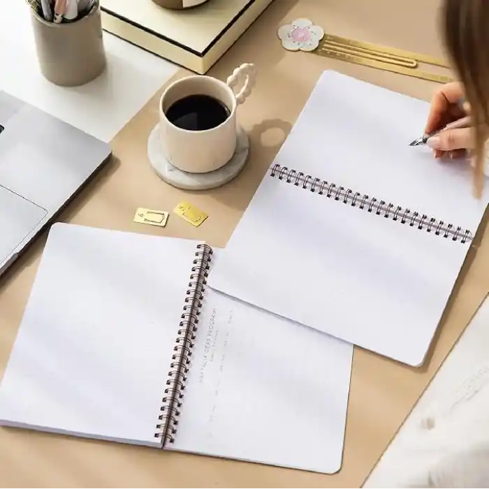 A5 Spiralli Karton Kapak 2’li Set Noktalı Okul Defteri 80 yaprak, Ders Programlı Krem Yeşil Puantiye